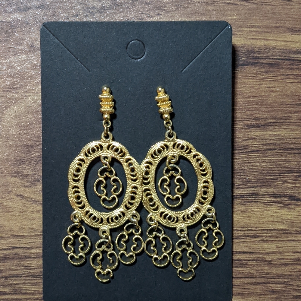 5/20$goldtone stud dangle earrings